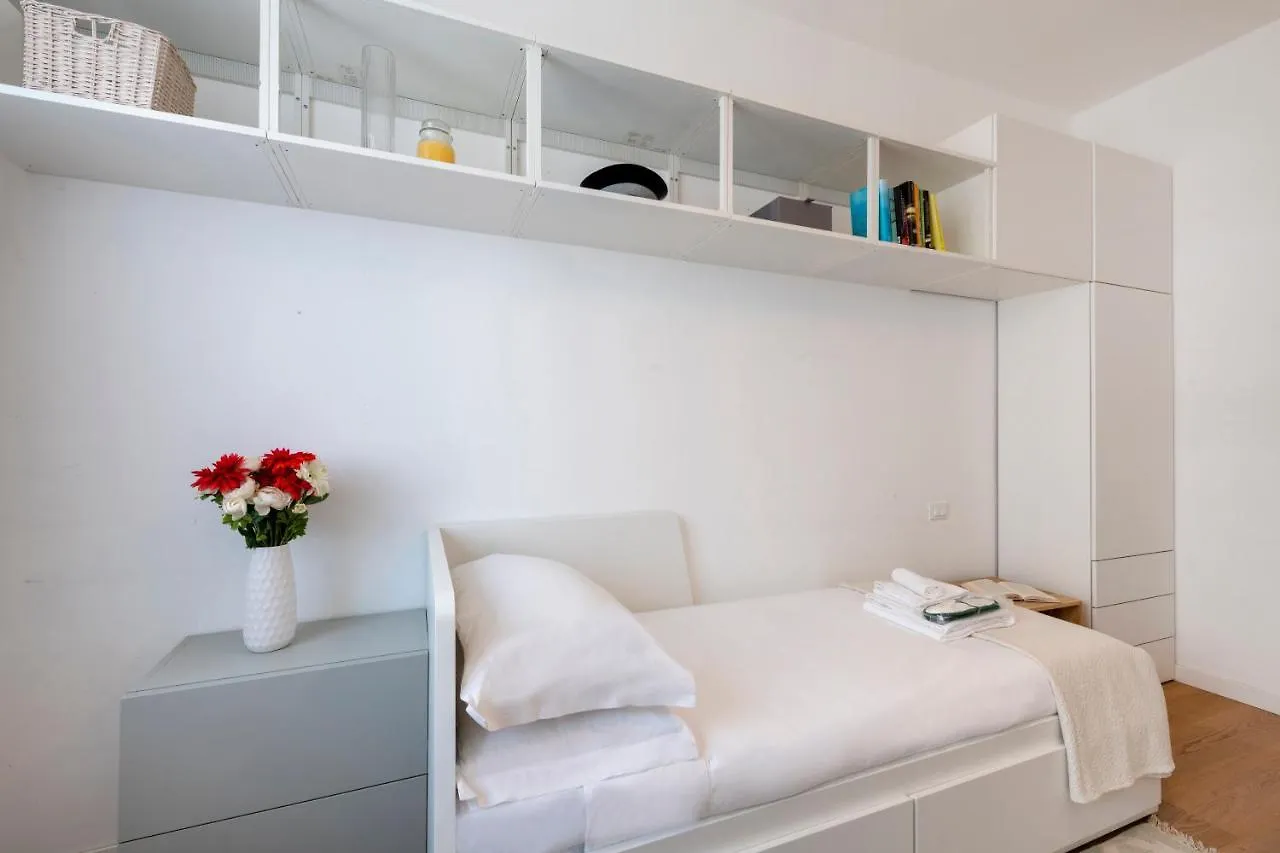 Ferrucci, 10 - Elegante Oasi Urbana A Milano Apartment 0*, Milan